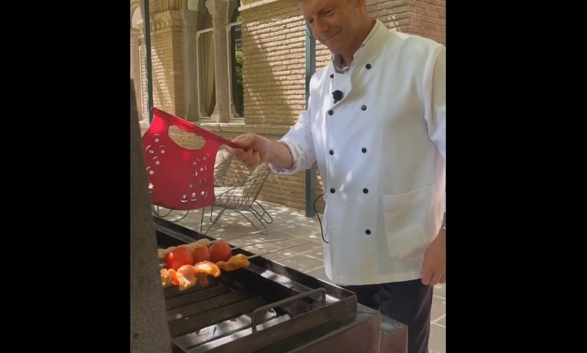 کباب درست کردن سفیر انگلیس در باغ سفارت در تهران کباب درست کردن سفیر انگلیس در باغ سفارت در تهران