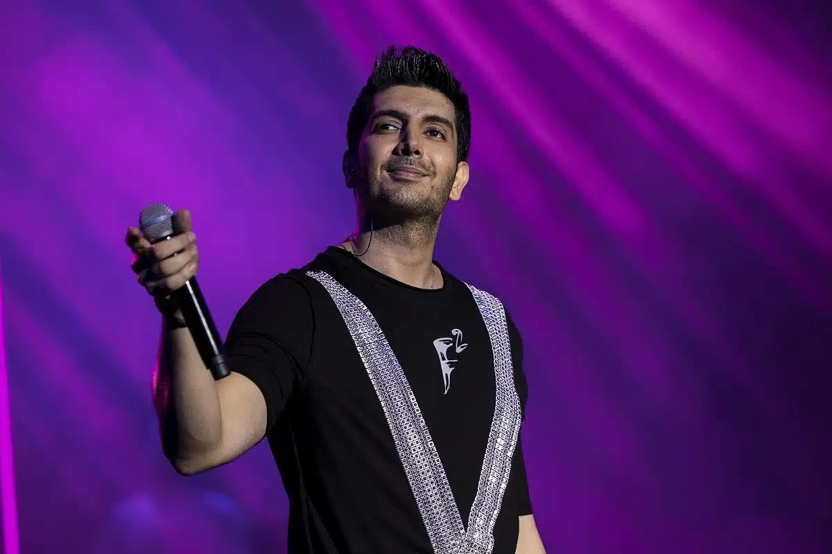 کتک خوردن هوادار فرزاد فرزین بعد از پریدن روی استیج!