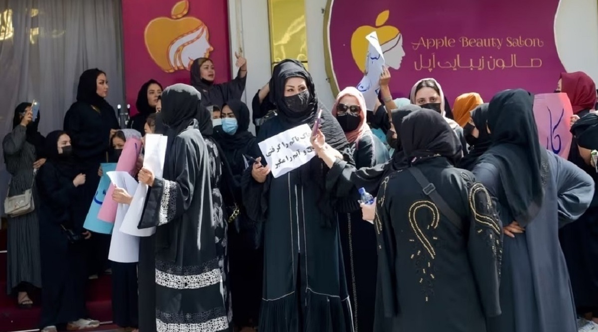 طالبان تجمع اعتراضی زنان آرایشگر را سرکوب کرد