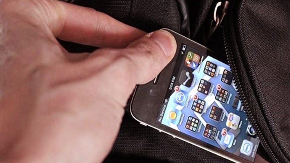 لحظه ترسناک سرقت گوشی از دختر جوان