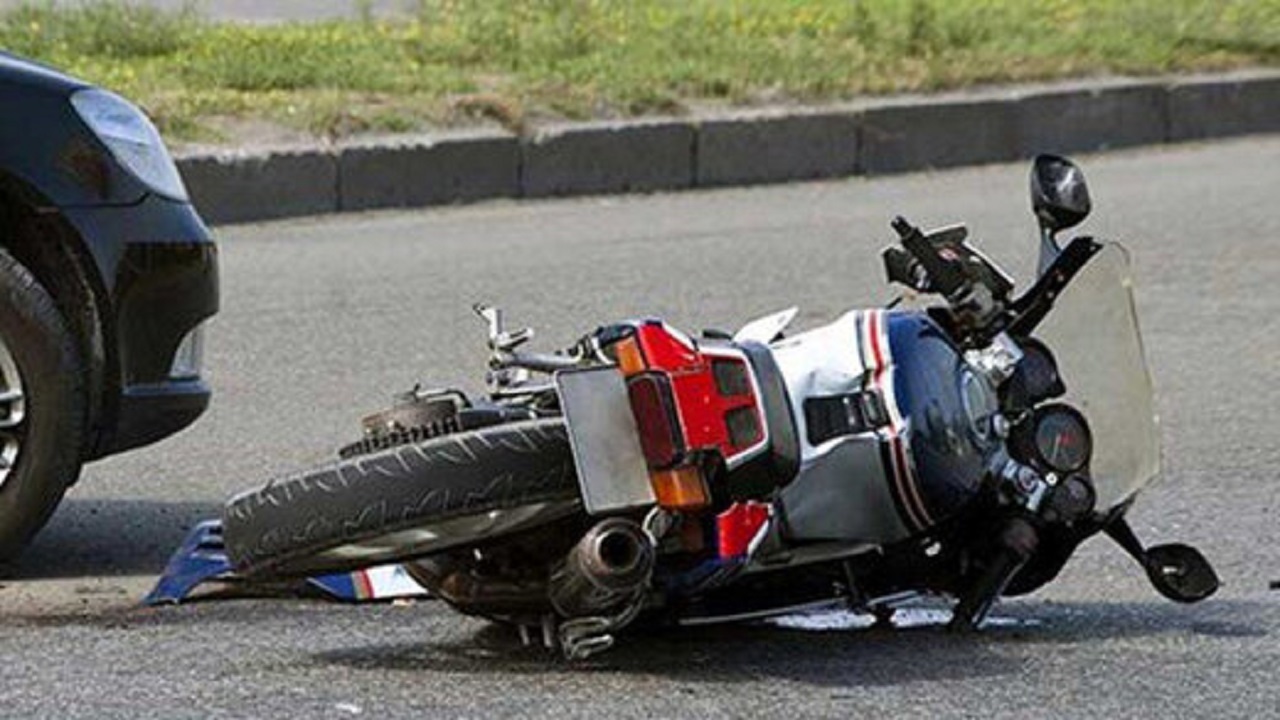 برخورد هولناک موتورسوار در پیاده‌رو با یک کودک