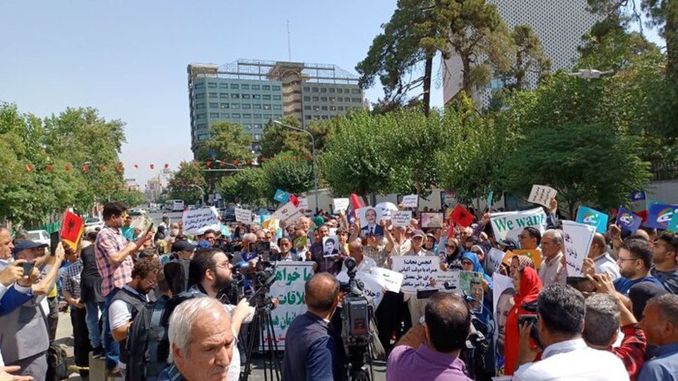 تجمع خانواده‌‌های اعضای گرفتار شده در گروهک منافقین در مقابل سفارت ترکیه