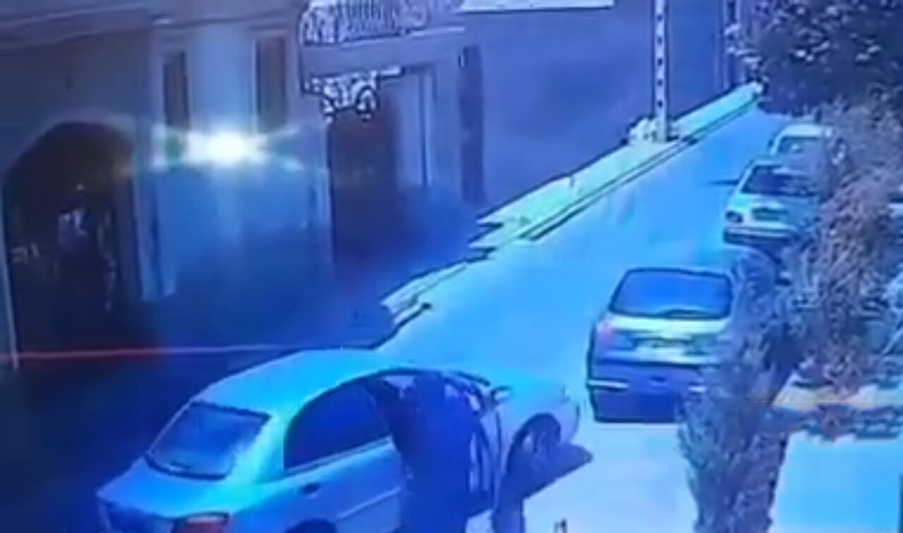 سرقت خودرو روشن توسط رهگذر در خیابان! سرقت خودرو روشن توسط رهگذر در خیابان!