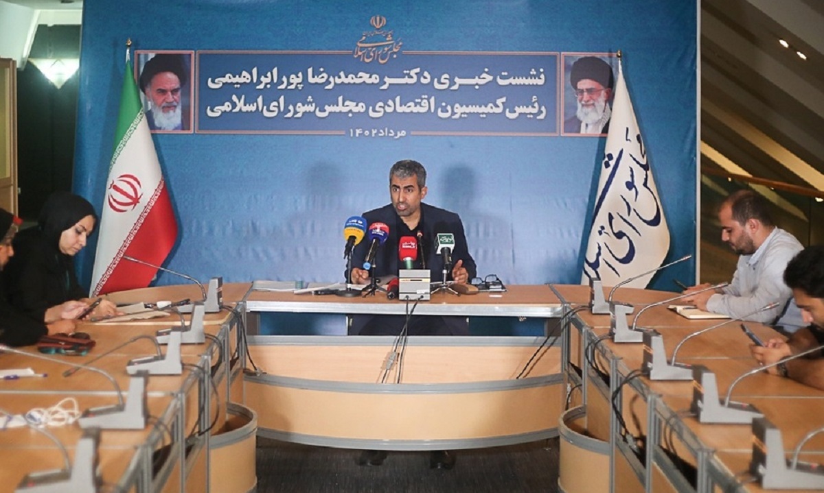  نمودارهای کاغذی قیمت گوشت و مرغ در دست نماینده مجلس