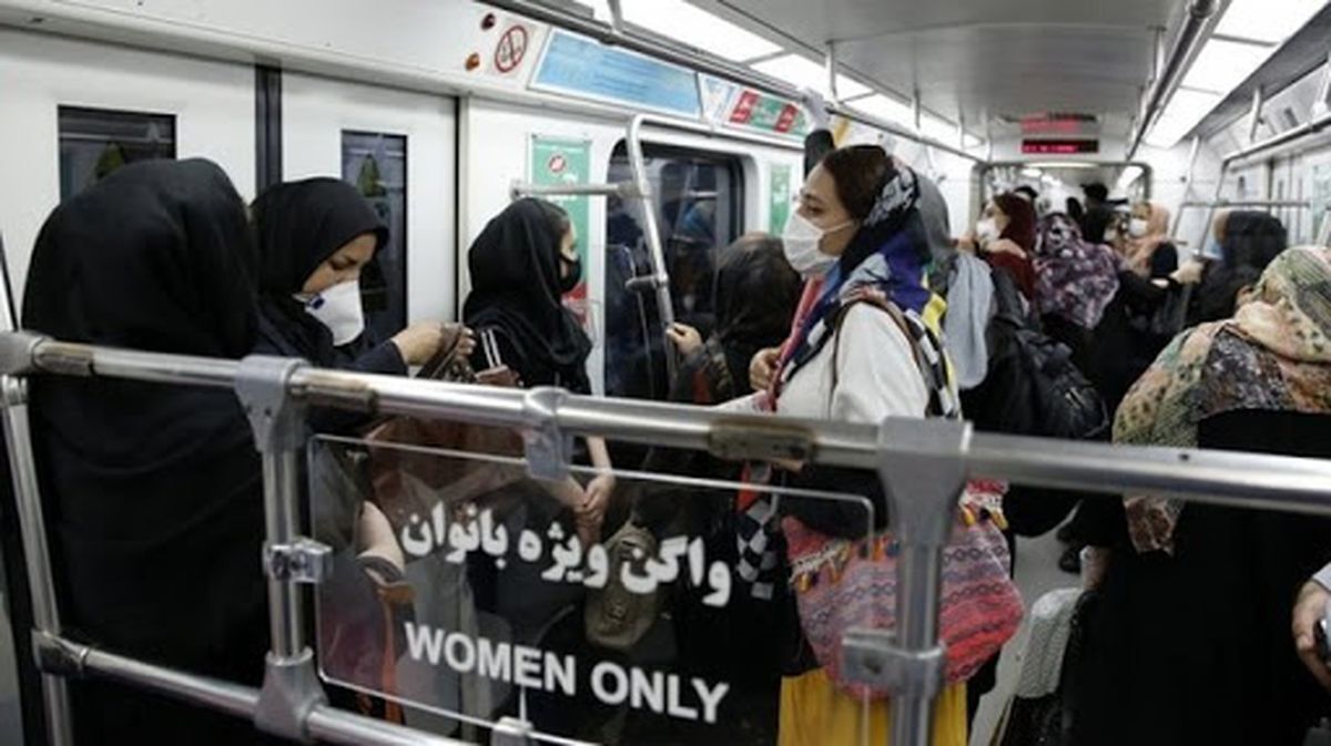 ویدئوی همخوانی زنان در مترو تهران با آهنگ هایده