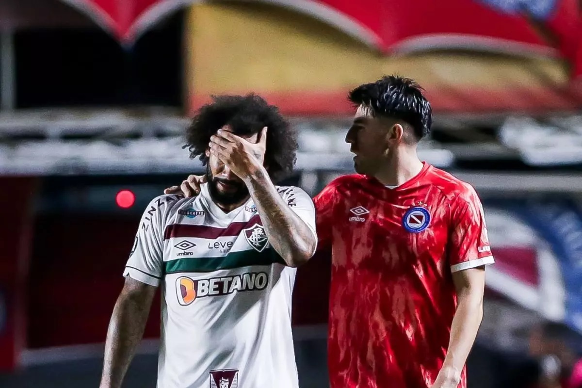 شکستن وحشتناک پای رقیب توسط مارسلو در زمین فوتبال! شکستن وحشتناک پای رقیب توسط مارسلو در زمین فوتبال!