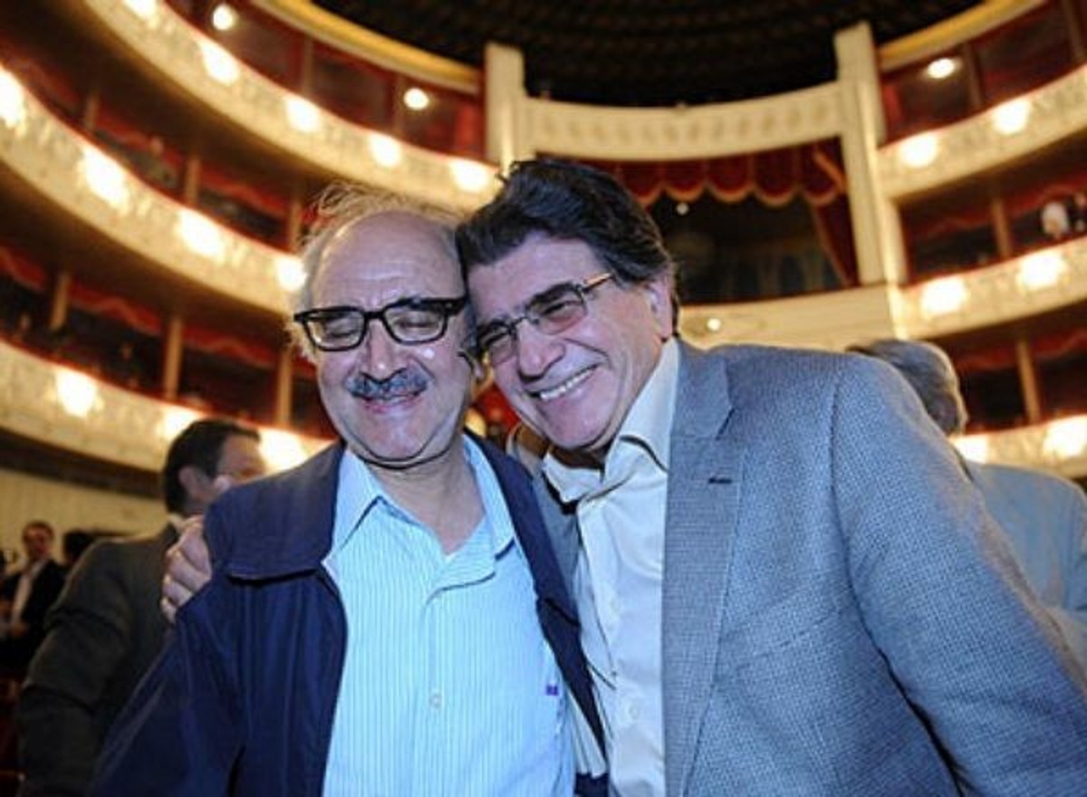 حرکت اعتراضی شفیعی کدکنی کنار مزار شجریان حرکت اعتراضی شفیعی کدکنی کنار مزار شجریان