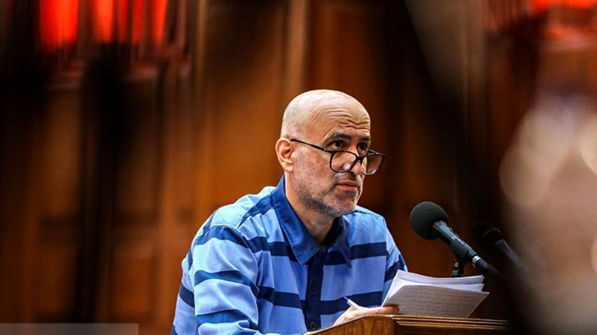 فیلم لحظه ورود اکبر طبری به زندان اوین فیلم لحظه ورود اکبر طبری به زندان اوین