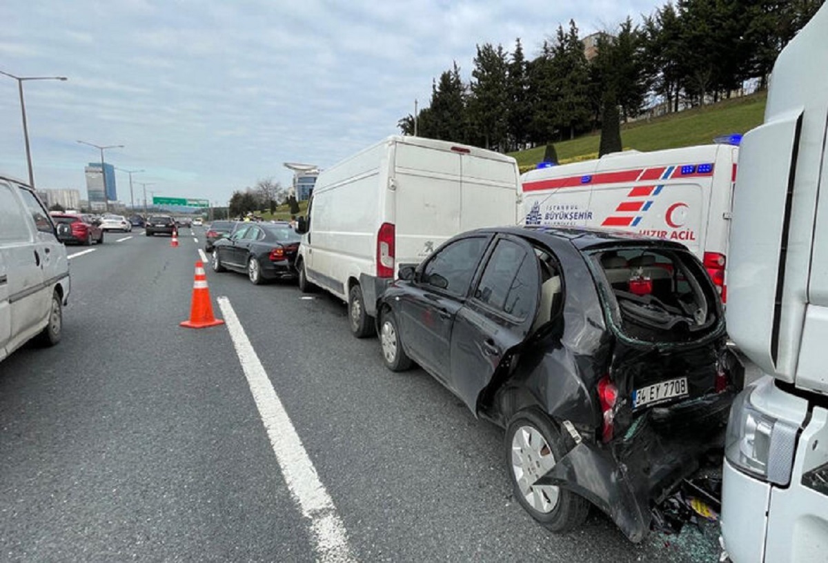 لحظه تصادف زنجیره‌ای کاروان عروسی وسط خیابان