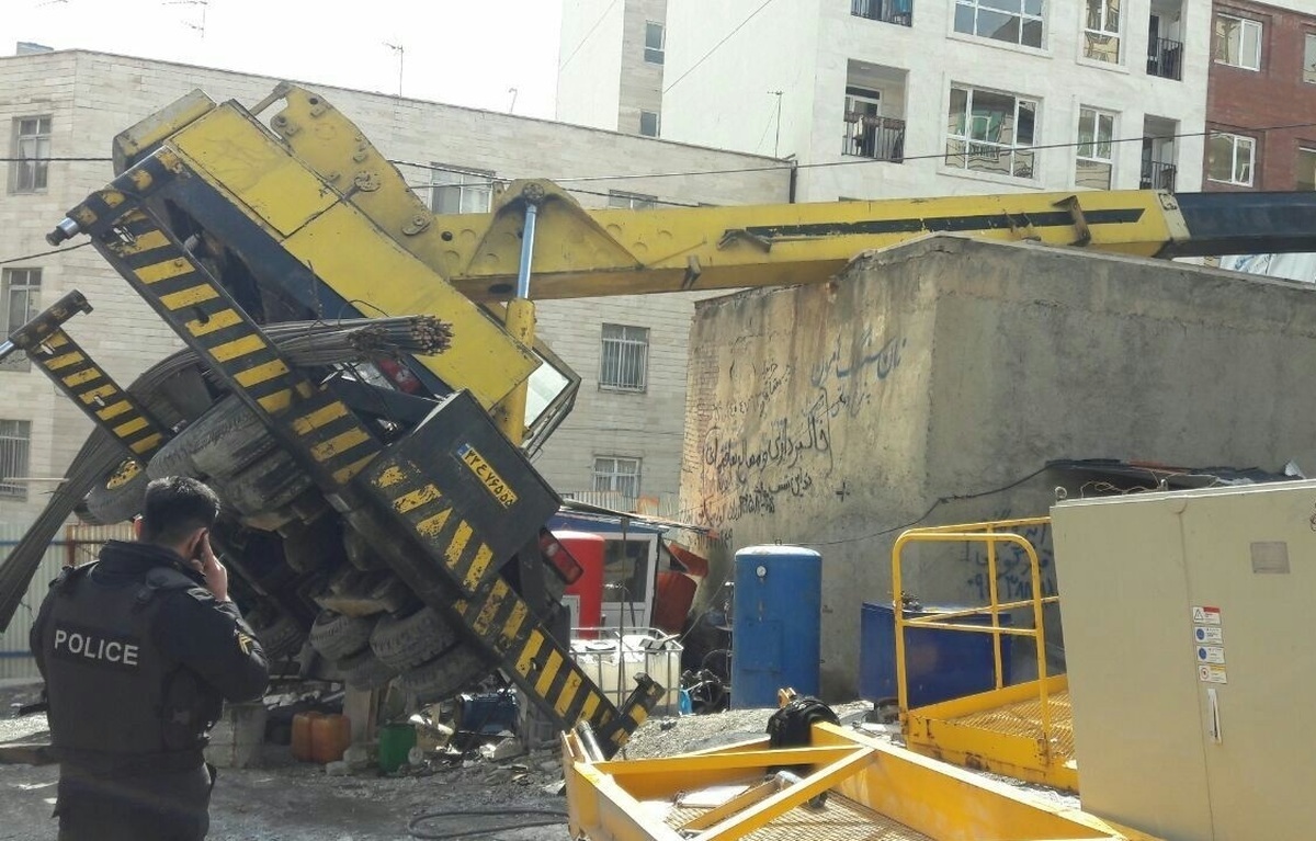 ویدئو وحشتناک از سقوط جرثقیل وسط جاده!