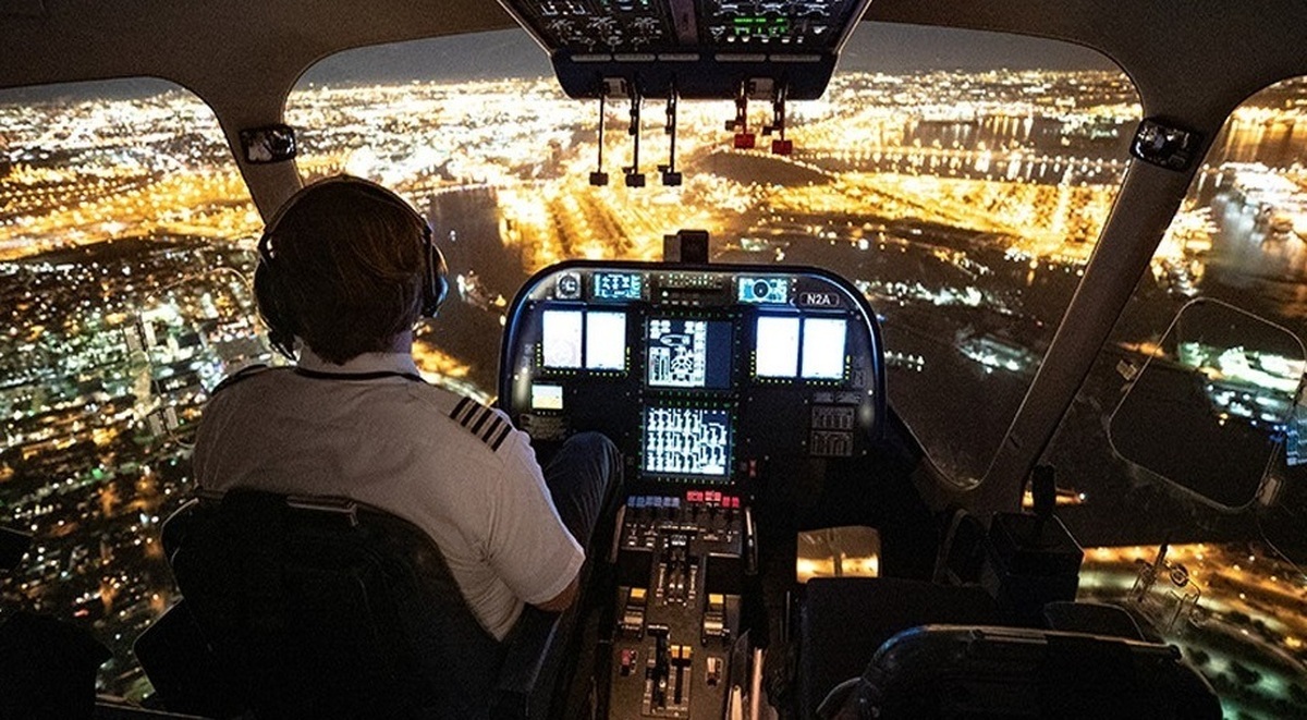 نمای کابین خلبان هنگام فرود هواپیما در طوفان