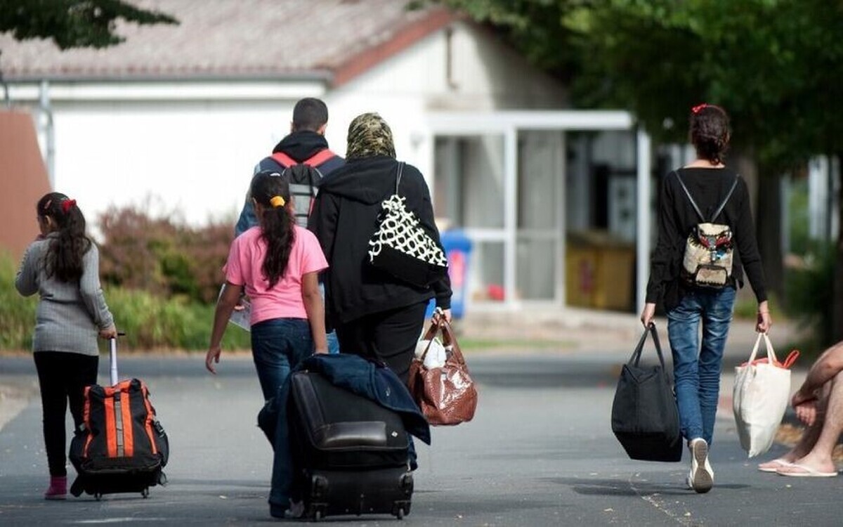 توهین روزنامه جوان به مهاجران ایرانی: اغلب لمپنهایی هستند که پناهندگی سیاسی میگیرند توهین روزنامه جوان به مهاجران ایرانی: اغلب لمپنهایی هستند که پناهندگی سیاسی میگیرند