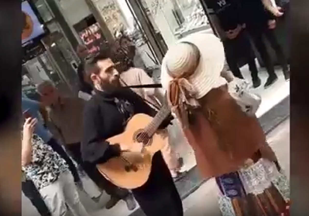 اجرای جنجالی یک دختر و پسر در بازار تجریش اجرای جنجالی یک دختر و پسر در بازار تجریش