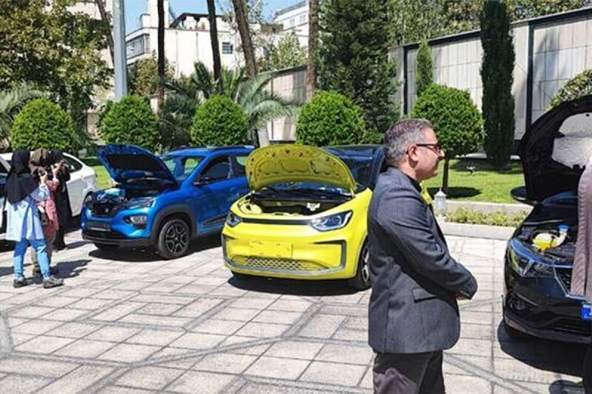 شوی تبلیغاتی خودروهای برقی بدون دنده در حیاط دولت شوی تبلیغاتی خودروهای برقی بدون دنده در حیاط دولت