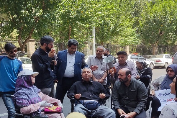 اعتراض معلولان مقابل شورای شهر تهران
