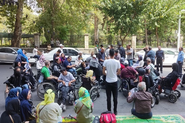 اعتراض معلولان مقابل شورای شهر تهران