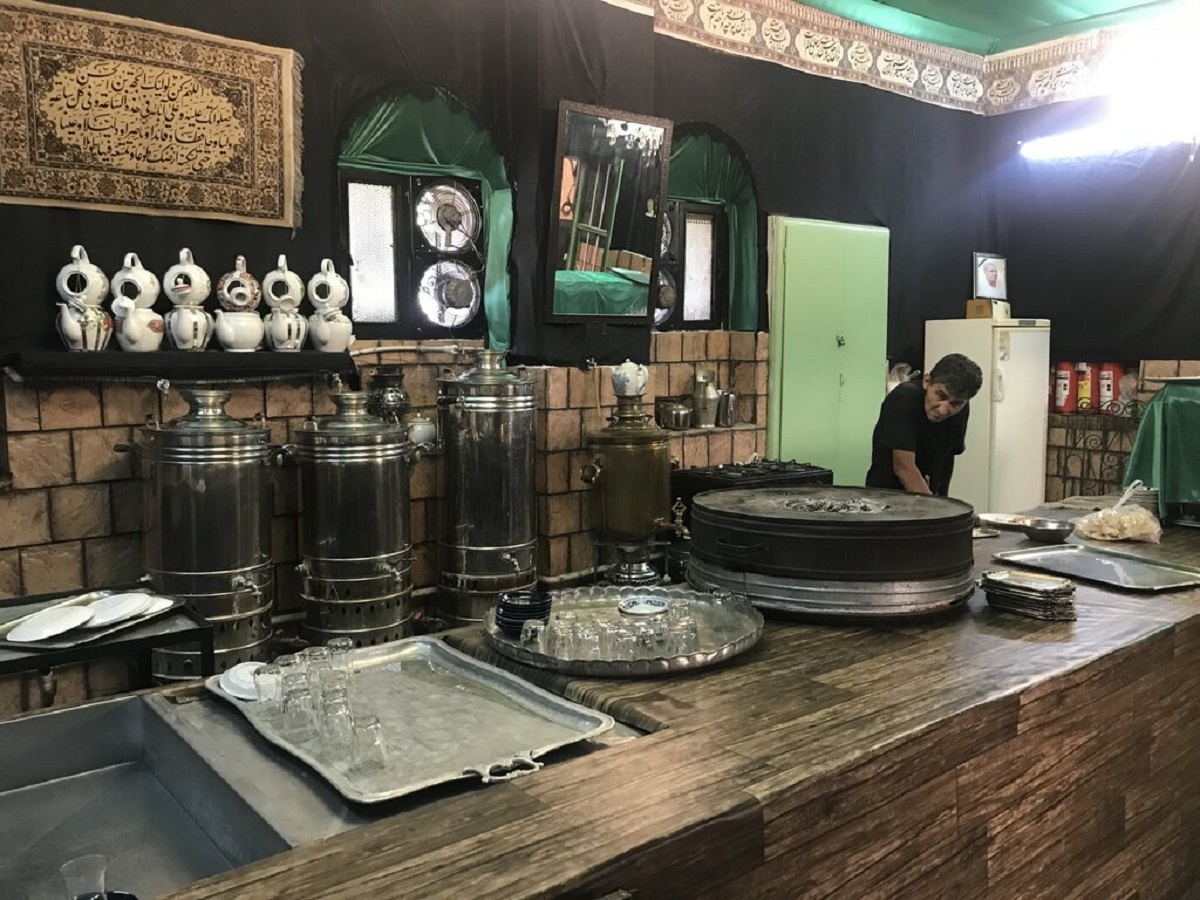 پذیرایی یک هیات عزاداری با توزیع قلیان!