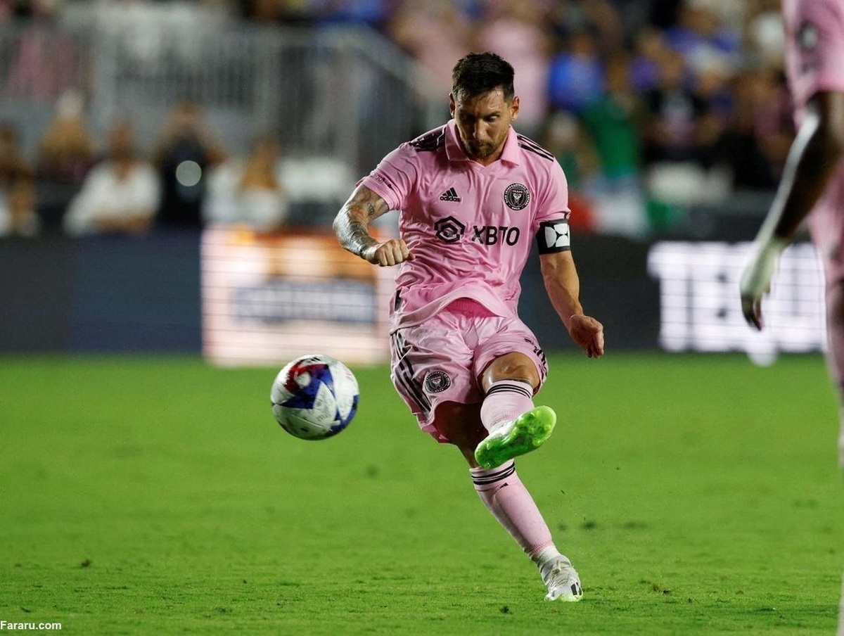 فیلم خروج هواداران پس از تعویض مسی