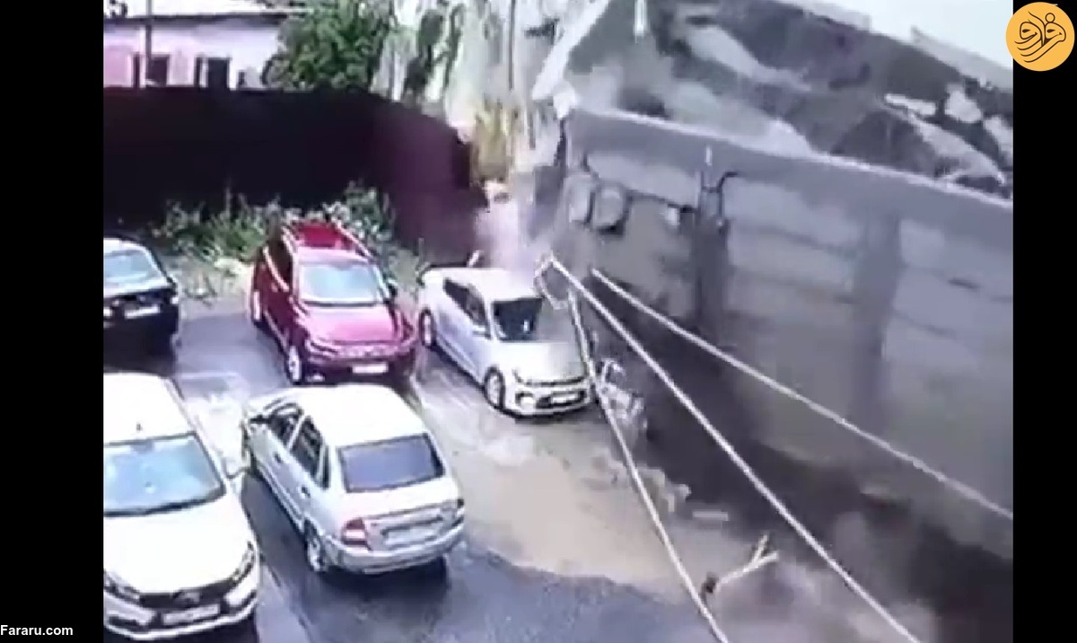 فیلم ریزش ناگهانی دیوار روی خودروهای پارک شده فیلم ریزش ناگهانی دیوار روی خودروهای پارک شده