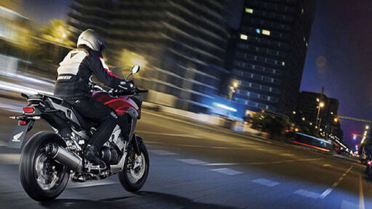 موتور سواری که در آخرین لحظه توانست از مرگ نجات پیدا کند! موتور سواری که در آخرین لحظه توانست از مرگ نجات پیدا کند!