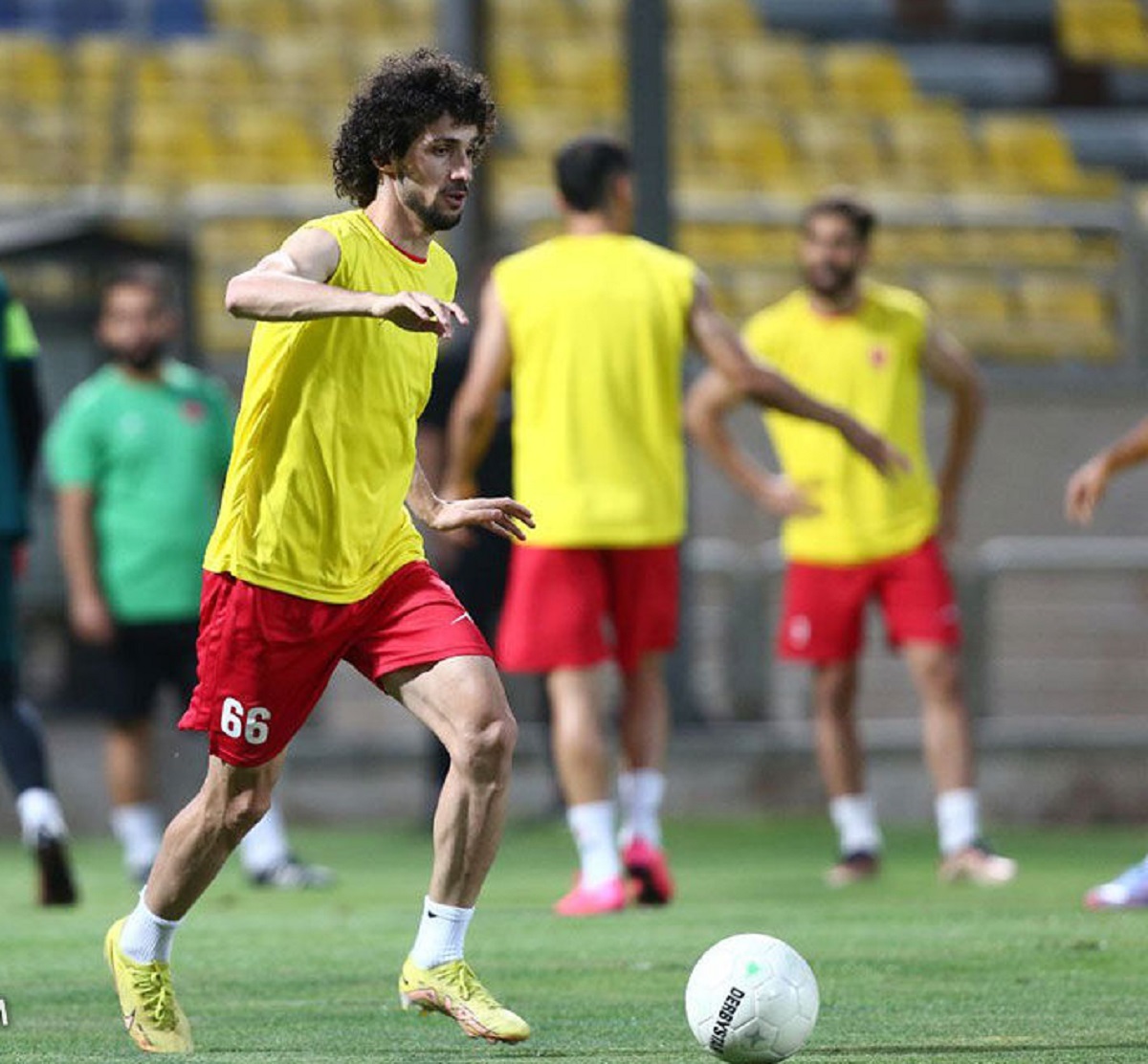 گل محمدی با جدایی مدافع تیم مخالفت کرد