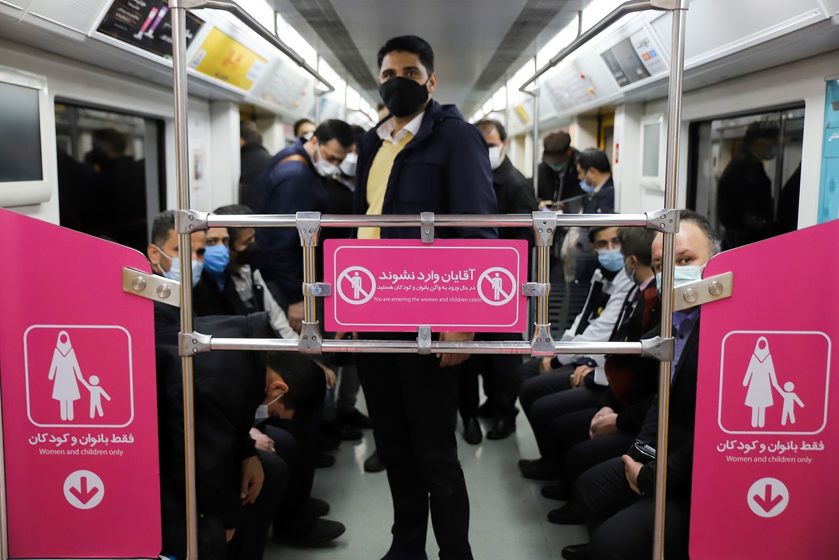 ممانعت از ورود آقایان به واگن بانوان در متروی تهران