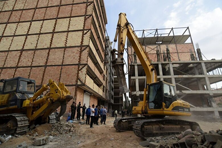 تخریب غیراصولی و خطرناک دیگری از شهرداری تهران! تخریب غیراصولی و خطرناک دیگری از شهرداری تهران!