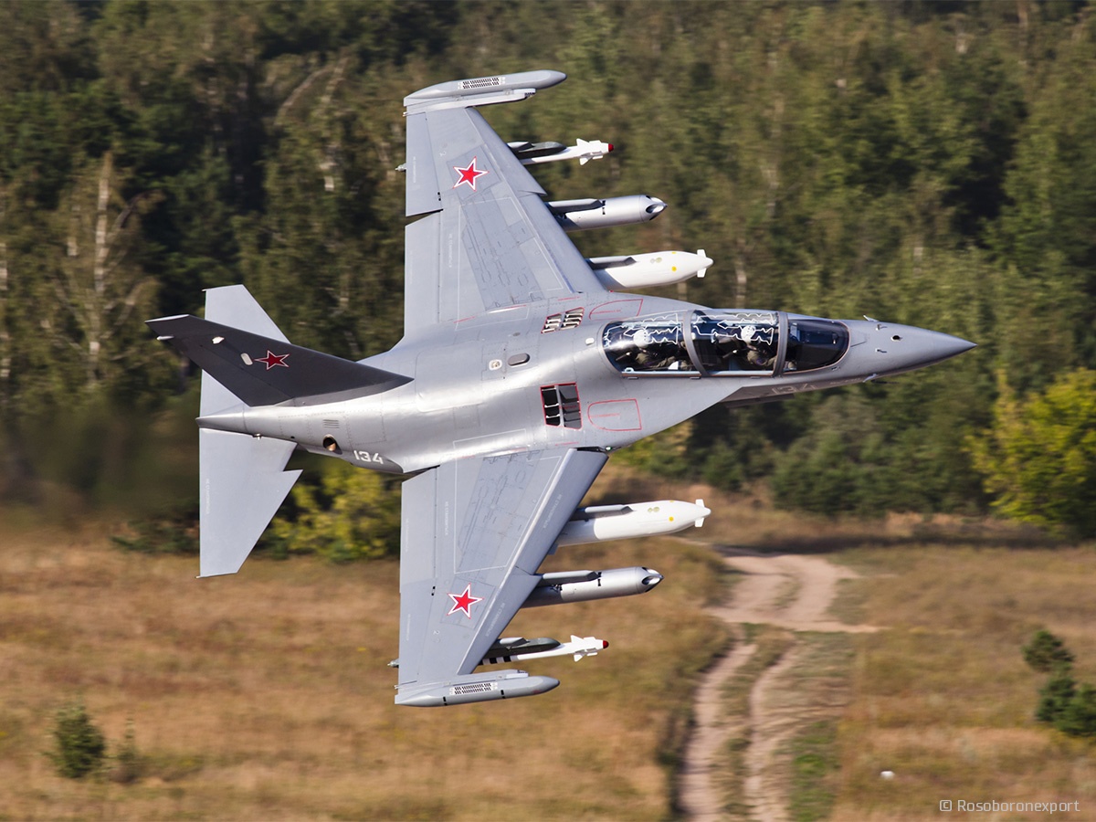 مشخصات فنی جنگنده آموزشی یاک ۱۳۰