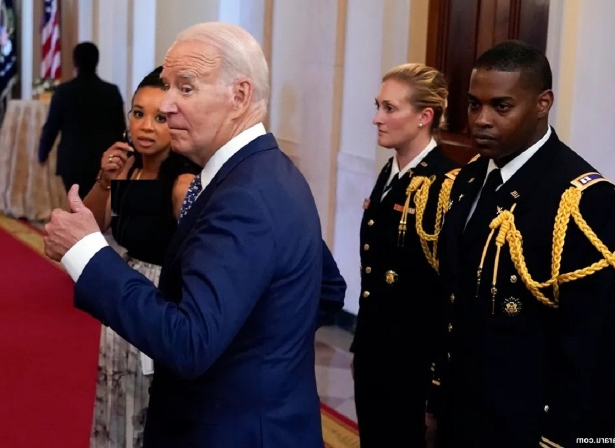 اقدام عجیب بایدن در مراسم کاخ سفید/ بی احترامی رئیس جمهور آمریکا به کهنه سربازهای آمریکایی