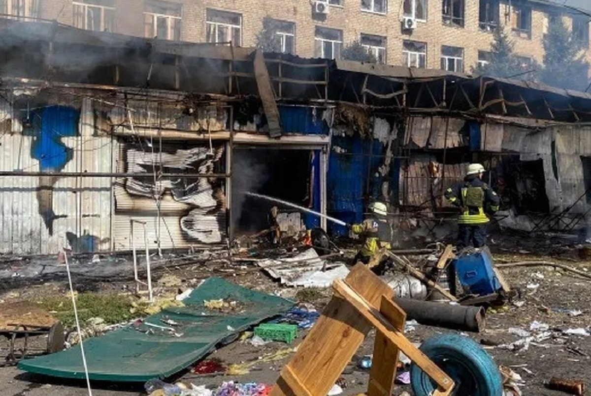 لحظه اصابت موشک روسیه به بازاری در شرق اوکراین لحظه اصابت موشک روسیه به بازاری در شرق اوکراین