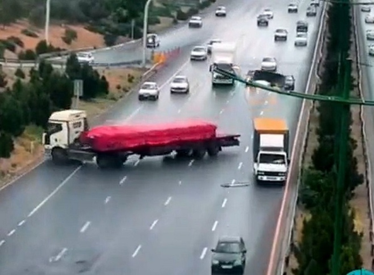 لحظه قیچی کردن کامیون وسط بزرگراه لحظه قیچی کردن کامیون وسط بزرگراه