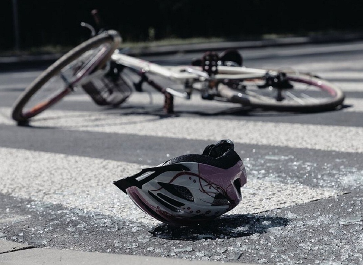 لحظه تصادف سرشاخ شدن دوچرخه سوار با خودرو