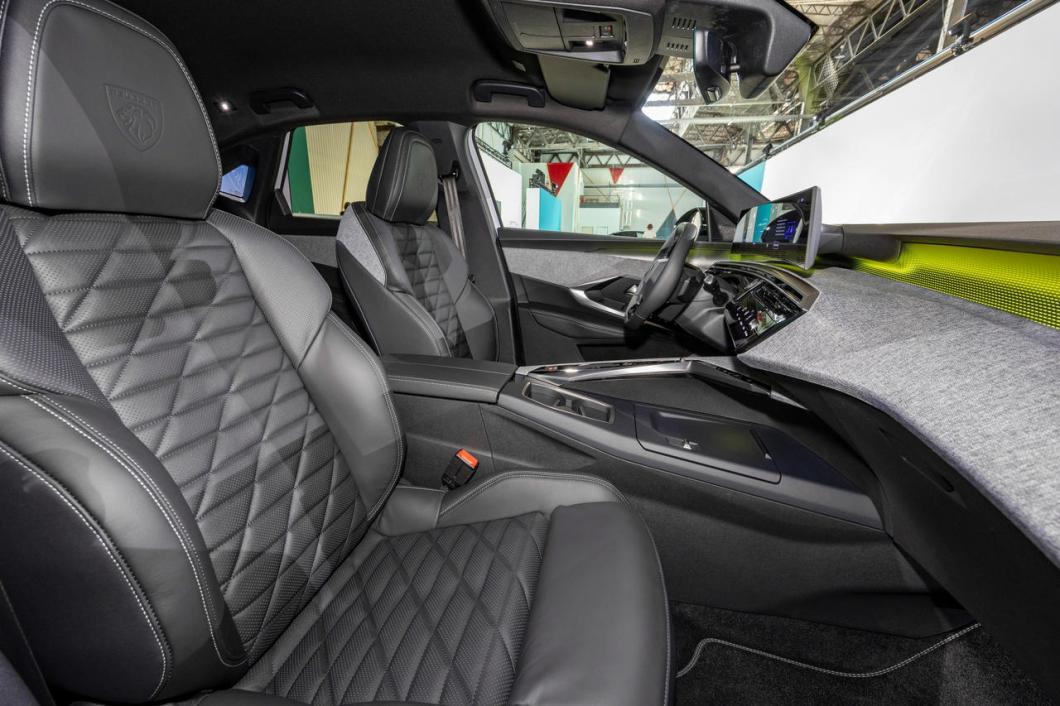 پژو ۳۰۰۸ مدل ۲۰۲۴ نسخه‌های الکتریکی و هیبریدی جدید معرفی شدند