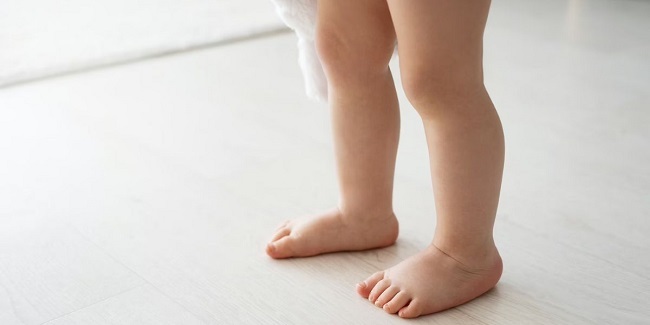 راه‌های تشخیص صافی کف پا در کودکان