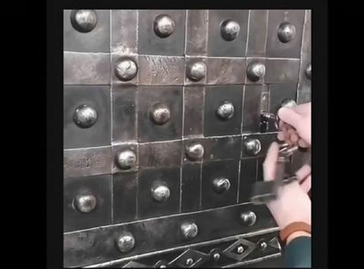 لحظه هیجانی بازکردن گاوصندوق قرن 19 لحظه هیجانی بازکردن گاوصندوق قرن 19