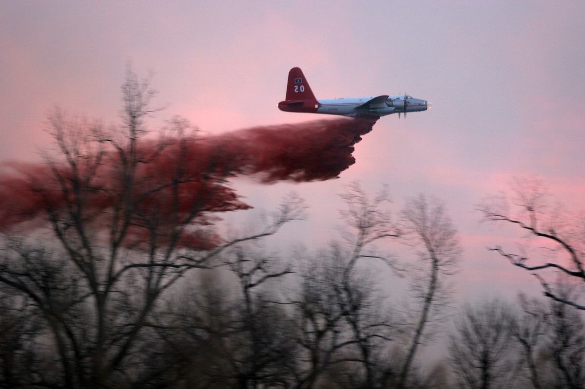 حرکت زیبای هواپیما برای خاموش کردن آتش