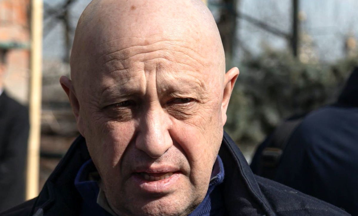 روشن کردن شمع به یاد یوگنی پریگوژین رهبر واگنر