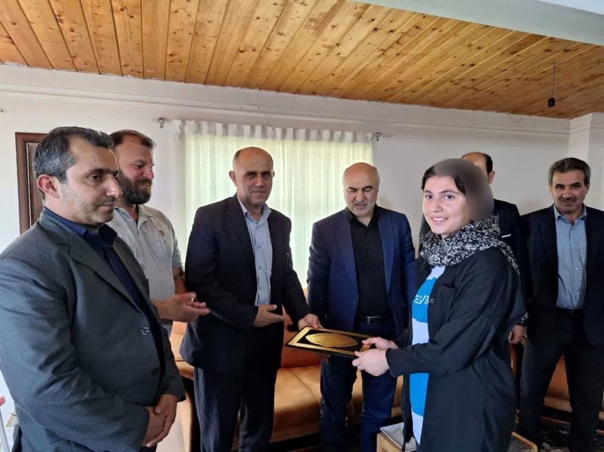 مدیر روابط عمومی فرمانداری کلاردشت به خاطر این عکس برکنار شد! مدیر روابط عمومی فرمانداری کلاردشت به خاطر این عکس برکنار شد!