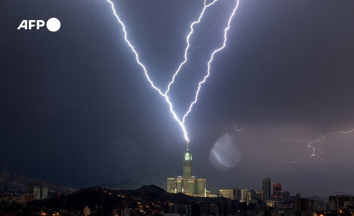 سلفی پربازدید دو خواهر هنگام برخورد صاعقه در مکه سلفی پربازدید دو خواهر هنگام برخورد صاعقه در مکه