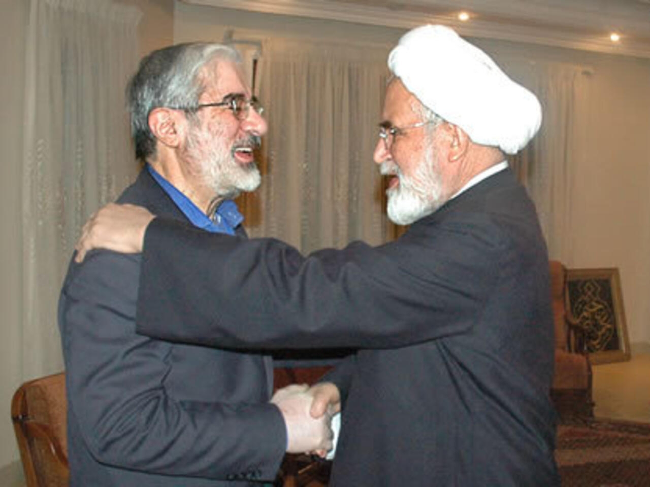 ابراز پشیمانی روزنامه اصولگرا از نحوه برخورد با میرحسین موسوی و مهدی کروبی