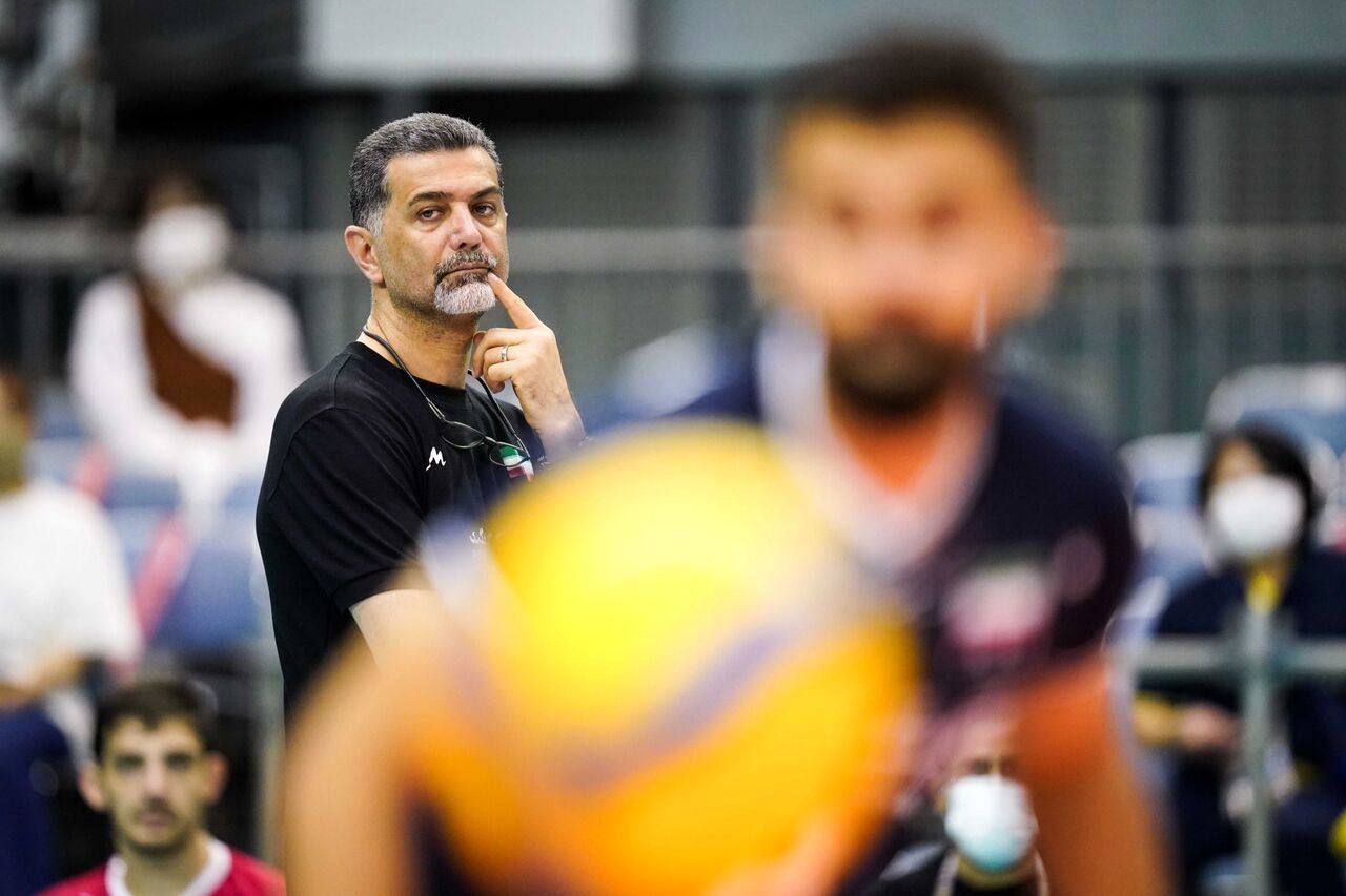 شعار تماشاگران علیه سرمربی تیم ملی والیبال شعار تماشاگران علیه سرمربی تیم ملی والیبال