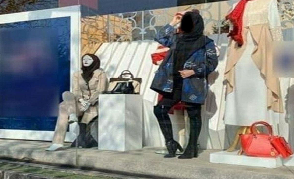مانکن‌های زنده در فروشگاه‌های لباس تهران!