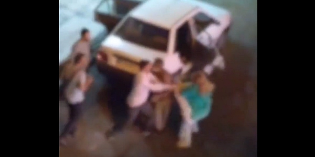 فیلم پربازدید از ضرب و شتم شدید مسافر زن توسط راننده‌ی تاکسی اینترنتی