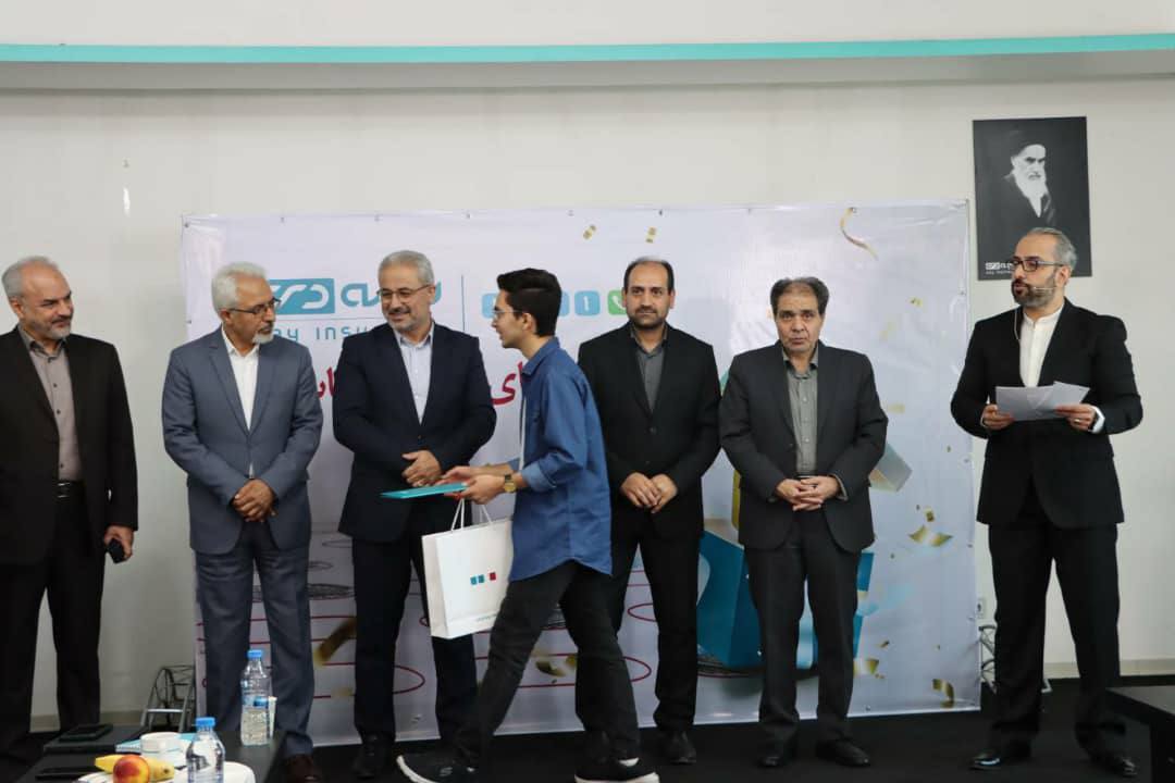 اهداء بیمه‌نامه زندگی‌بهادار بیمه دی به نفرات برتر کنکور