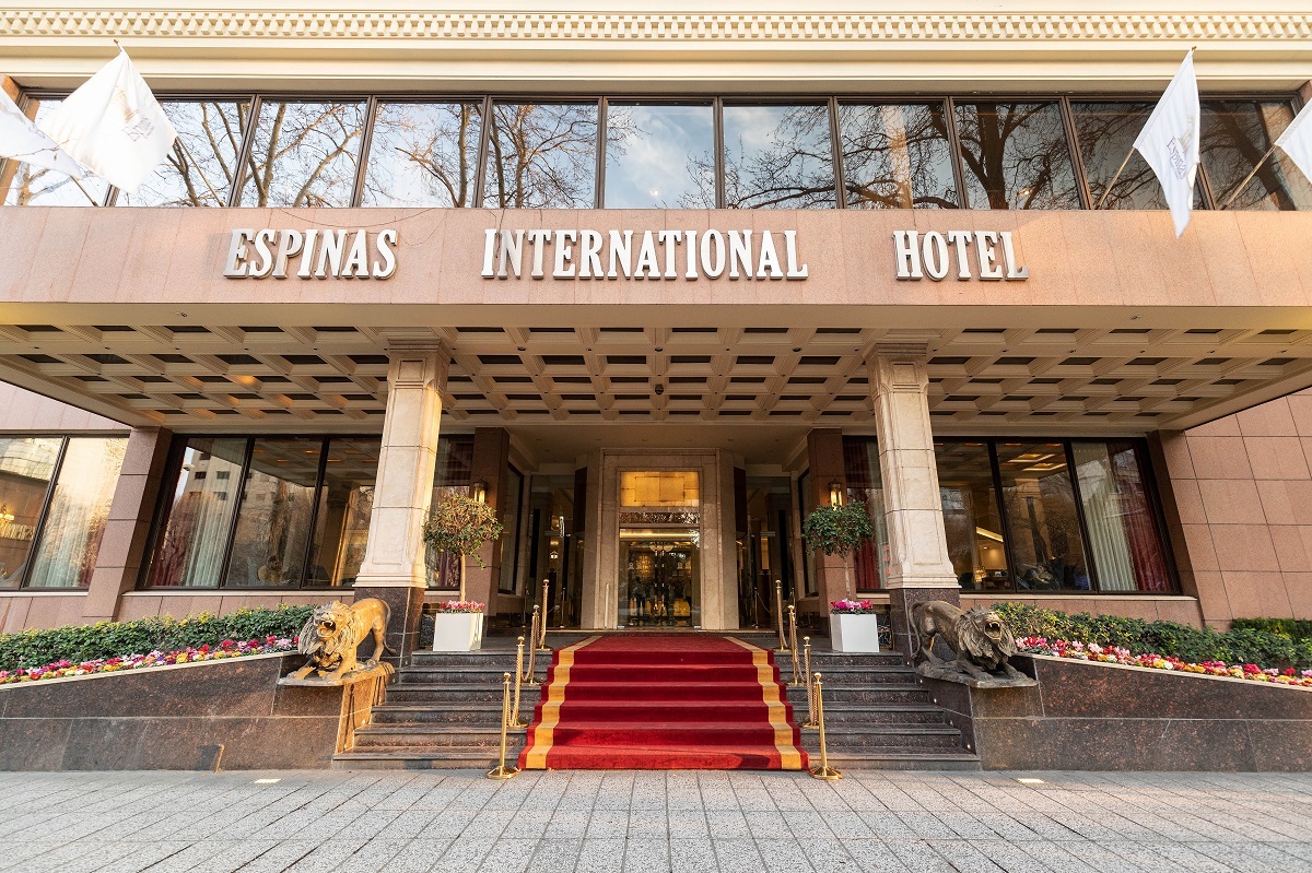 پوشاندن لباس به مجسمه در هتل اسپیناس!