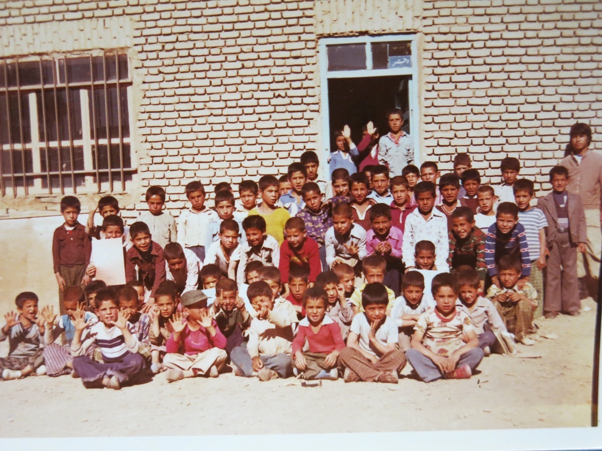 لباس بدون حجاب مجوزدار پس از انقلاب برای دانش‌آموزان دختر