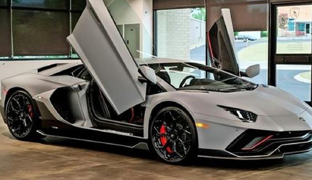 ماشین پلیس لامبورگینی در ایتالیا که اعضای بدن جا به جا می‌کند