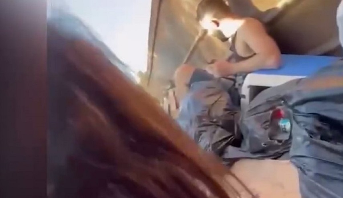 پنهان شدن شهرک‌نشینان اسرائیل در سطل زباله