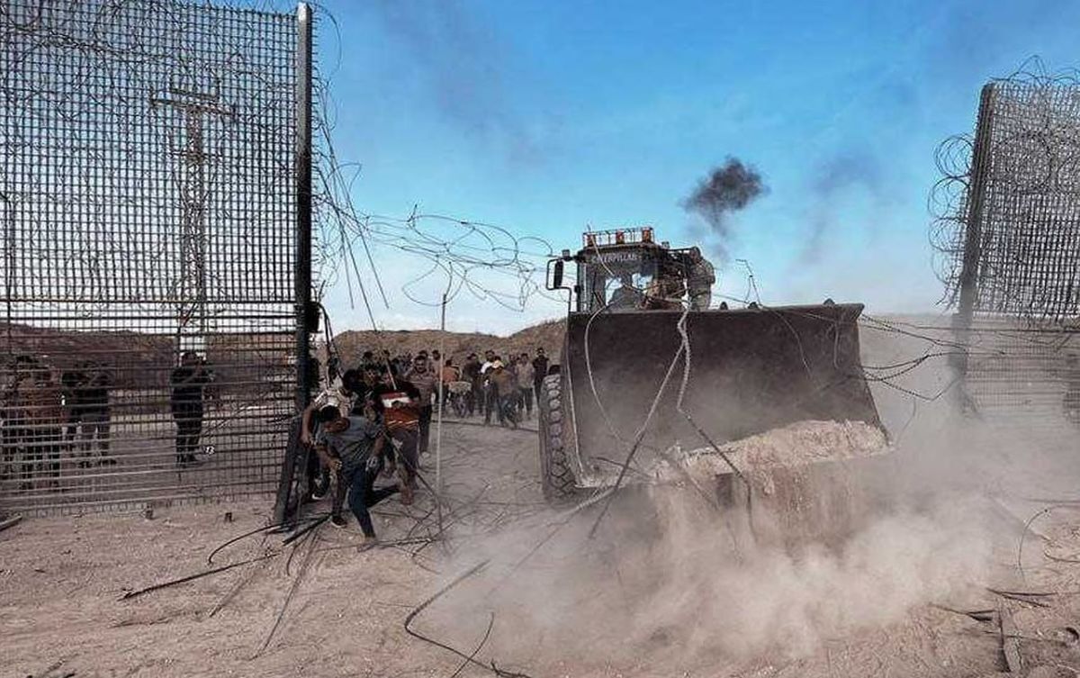 شادی مردم فلسطین روی خودرو‌های نظامی اسرائیل +عکس