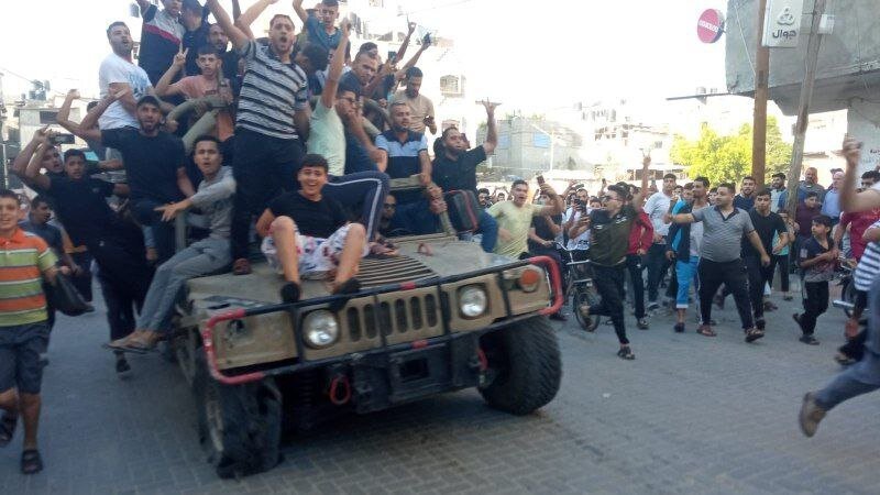 شادی مردم فلسطین روی خودرو‌های نظامی اسرائیل +عکس